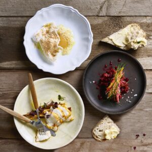 Lettgravet kveite fra Hjelmelandskysten
Dillemulsjon, rugchips og urtesalat
(egg, rug (gluten), fisk )

Pannestekt piggvar
Servert med småpoteter, brokkolini, røde småløk, potetchips og røkt hollandaisesaus
(fisk, egg, melk)
**
Sjokoladenemesis med bjørnebærsorbet
Tuill og hvit sjokoladekule
(soya, egg, melk, hvete (gluten))