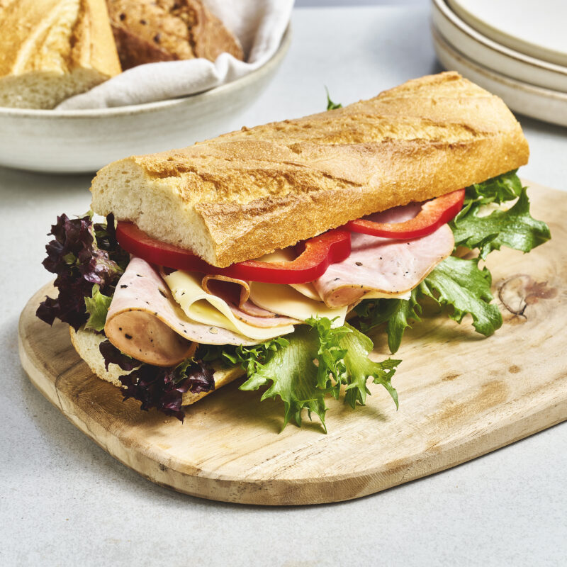 Baguette med ost og skinke