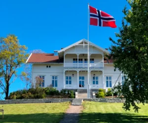 fasade sommer med flagg 1000 1