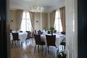 oppdekk smaabord storstuen 2 kjeller gard liten