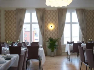 selskap kjeller gaard dekket bord 5 liten 1