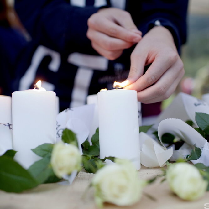 SUNDVOLLEN  20110902.
Blomster med navnene på alle som ble drept på Utøya og i Oslo ble satt fram før minnekonserten på Sundvollstranda fredag kveld
Foto: Stian Lysberg Solum / SCANPIX